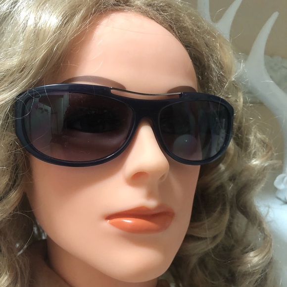 Ted Baker purple sunglasses with a cute design - Picture 1 of 8